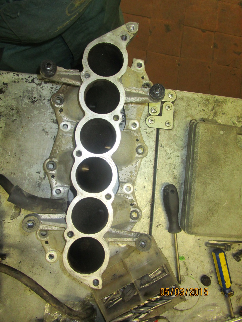 отмечаем отверстия для инжекторов — Mitsubishi Pajero (2G)