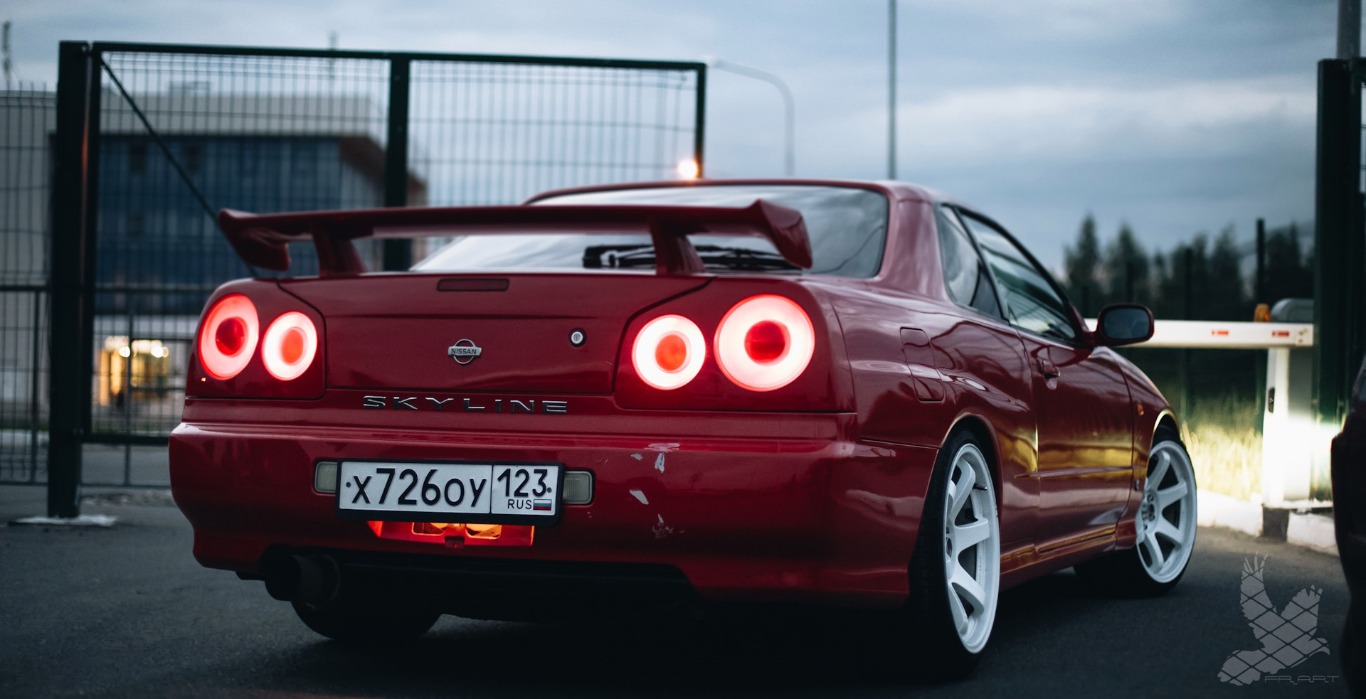 Nissan Skyline GTR r34 красный