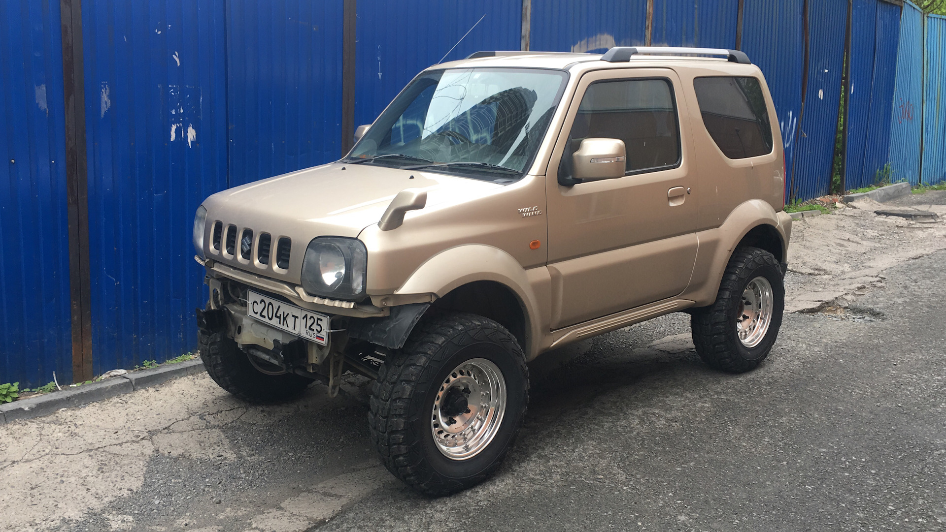 Сузуки размер шин. Suzuki Jimny 1.3 2002. 215/75 R15 Suzuki Jimny 2020. Suzuki Jimny колеса грязевые. Сузуки Джимни грязь колесо.