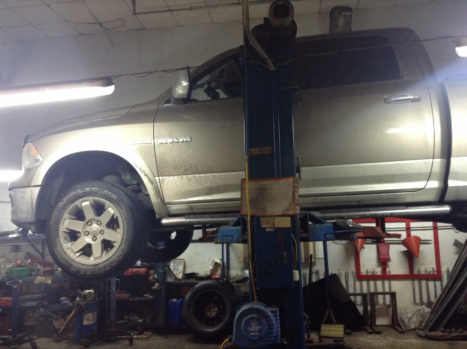 Замена задних колодок. Подтяжка троса стояночного тормоза. — Dodge Ram ...