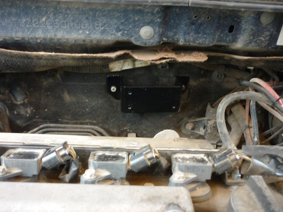 Площадку маслоуловителя прикрутил на большие саморезы в заранее просверленные для них отверстия в перегородке между движком и салоном. — Toyota Corolla (120)