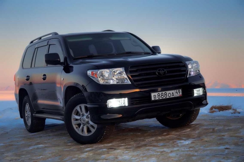 Крузер владивосток. Toyota Land Cruiser 200 20010. Ленд Крузер 200 сотый. Toyota Land Cruiser 200 стробоскопы. Крузак 220.