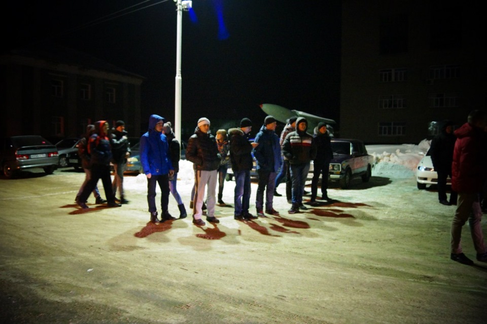 сходка пацанов зимой. сходка чайзеров зимой. толпа около машины. сходка малиновых ваз 2112. сходка ваз 2114.