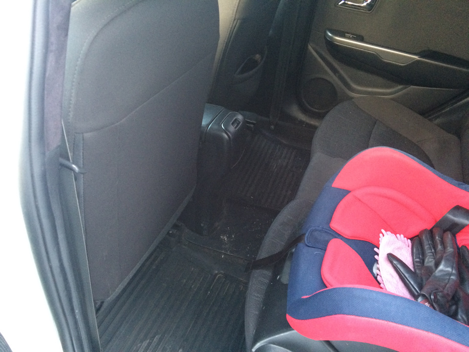 Ровный пол для задних пассажиров — KIA Rio (3G)