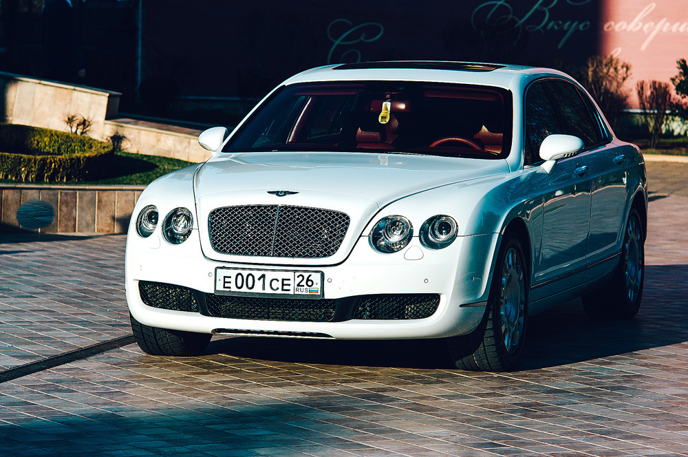 bentley continental flying spur белого цвета