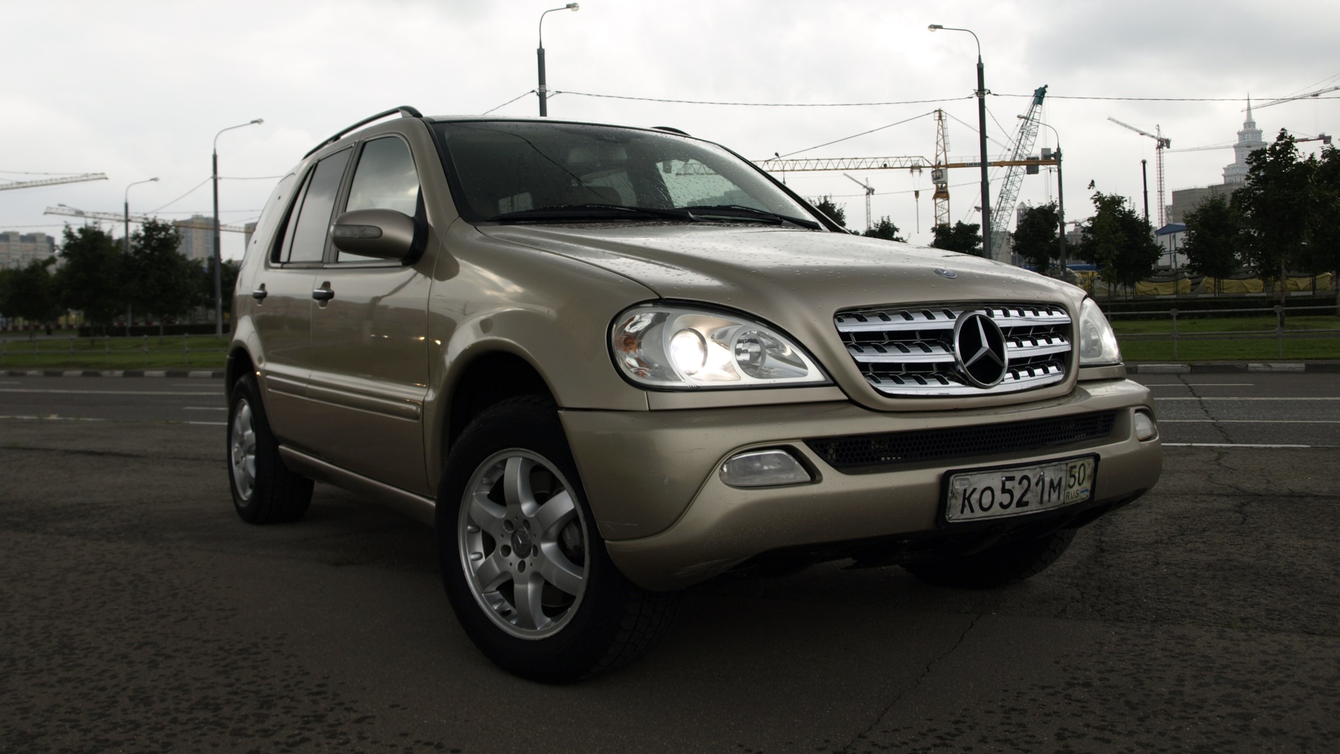 Ml 2002. Mercedes-Benz ml 2002. Мерседес мл 2002. W163 золотистый. Мерседес мл золотого цвета.