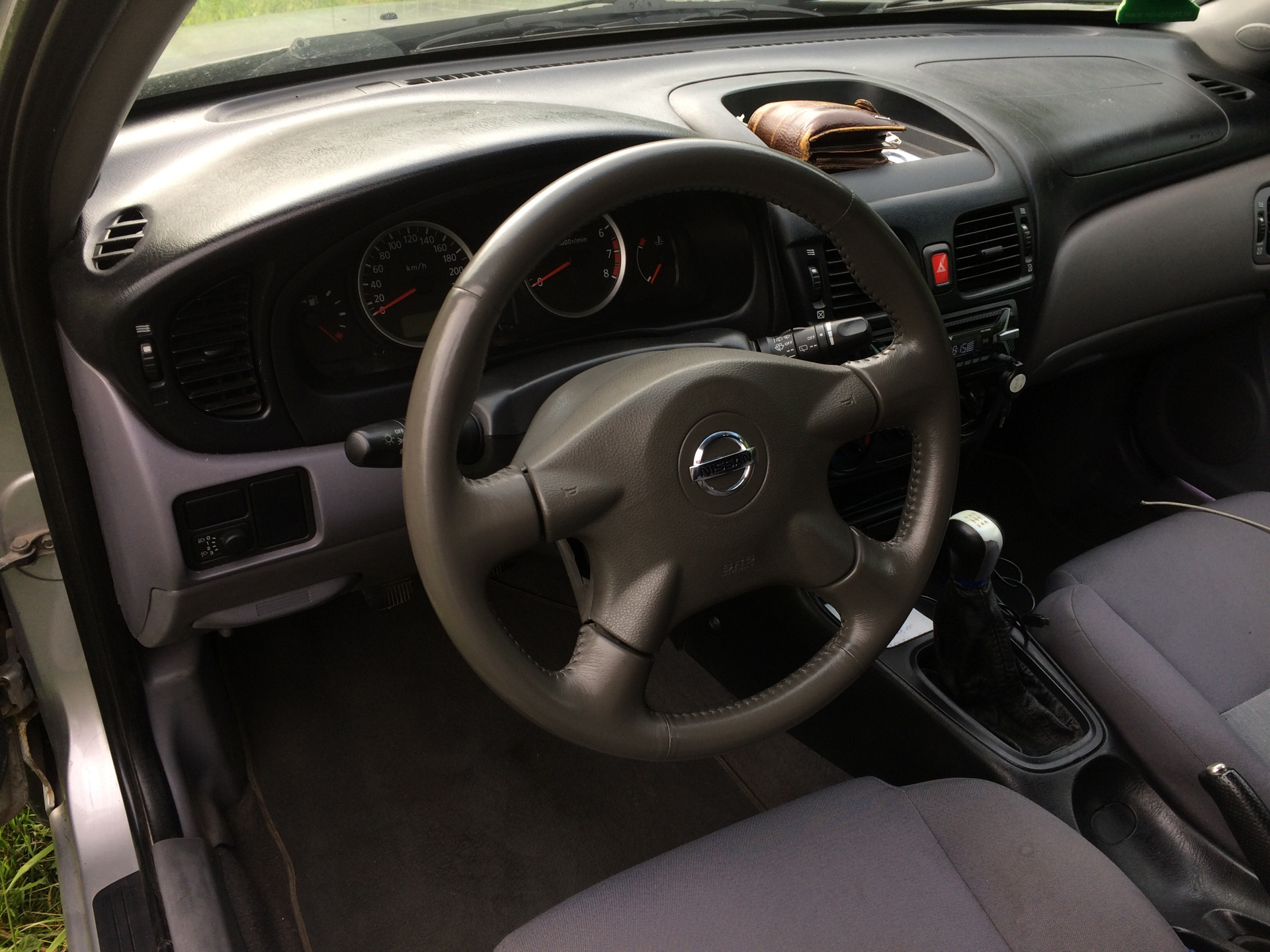 Almera n16 руль. Ниссан Альмера n16 салон. Nissan Almera n16 руль. Ниссан Альмера 2003 салон. Nissan Almera 1.5 2001.