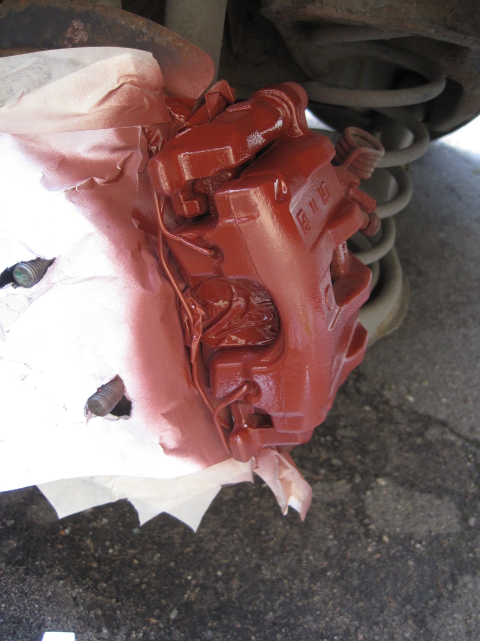 Цветные суппорта. Покраска суппортов тойота рав4 1 поколение. Крашенные суппорта. Как покрасить суппорта не снимая. Покраска суппортов порошковой краской.