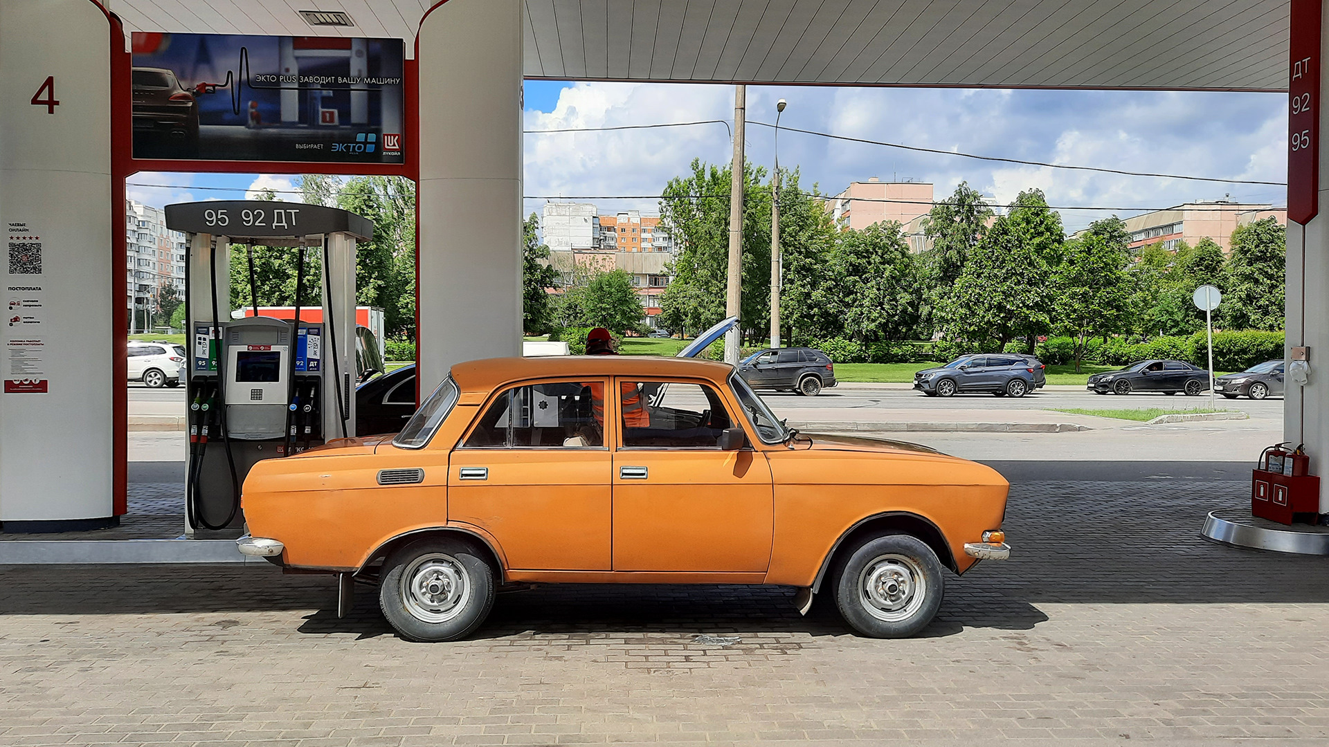 Москвич-2140 и заправка. — Москвич 2140, 1,5 л, 1983 года | заправка ...