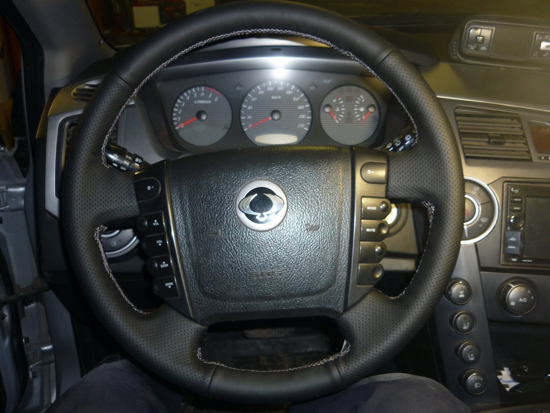 Ssangyong kyron 2014 руль. Оплётка на руль кожаная ссангйонг рекстон 2. Оплётка на руль ssangyong kyron. Оплетка кайрон. Руль санг енг кайрон.