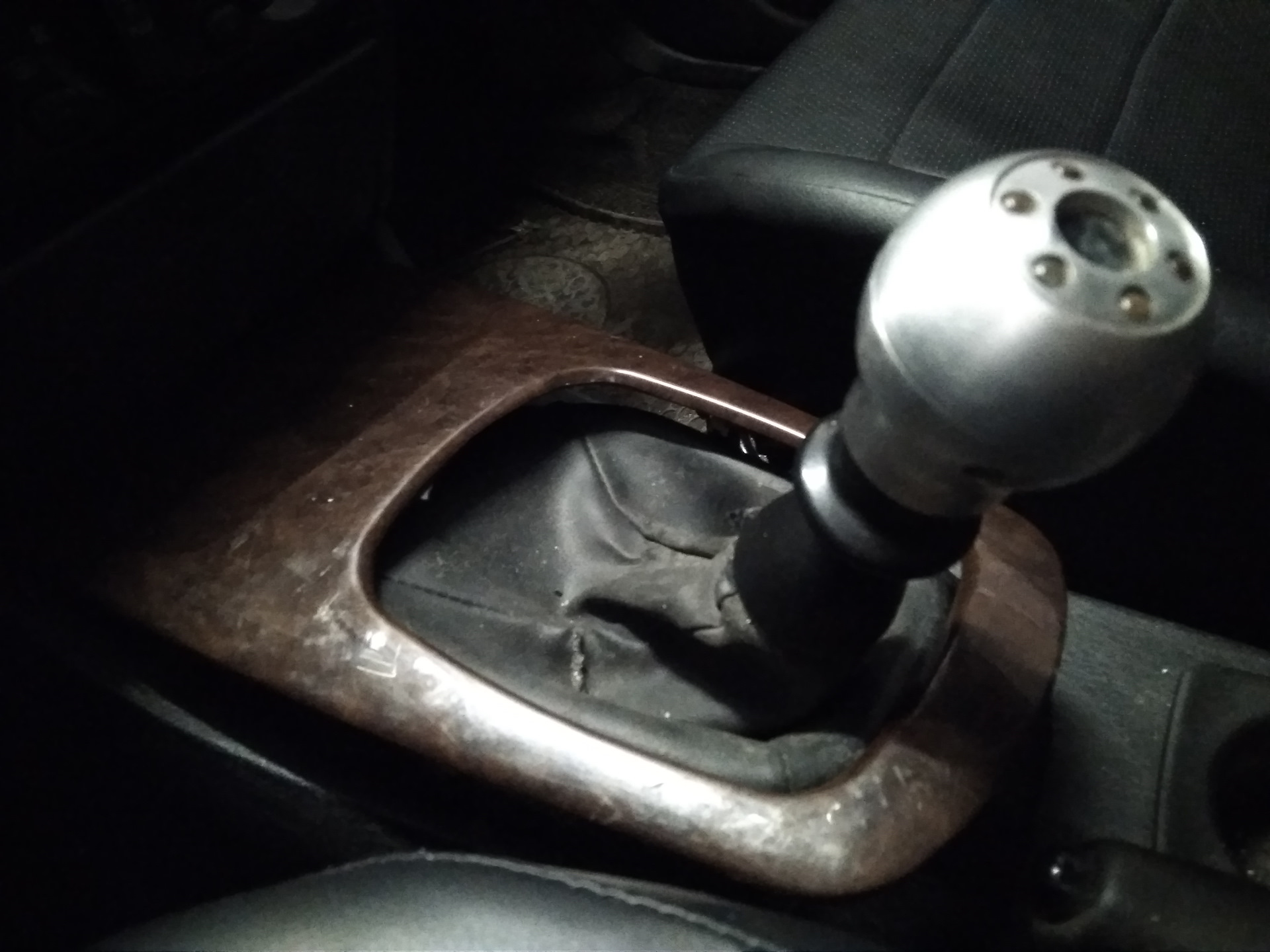 Как снять ручку кпп митсубиси каризма Подгонка панели МКПП - Mitsubishi Carisma, 1,6 л, 2001 года стайлинг DRIVE2
