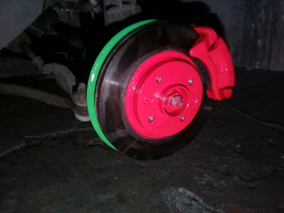 покрасить барабан тормоза. задние барабаны в красном цвете. покраска тормозного барабана. рено логан крашеные суппорта и барабаны. спектра покраска барабанов.