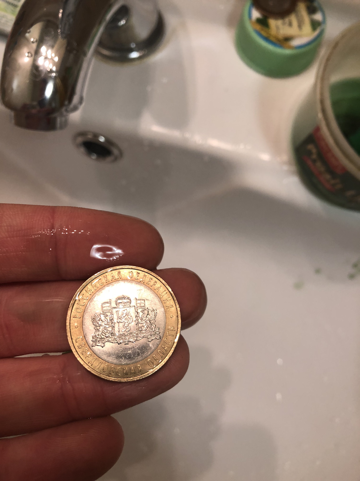 Чем можно почистить монеты. Чистка серебряных монет. Роговое серебро на монете. Начищенная монета. Отмыть монету медную.