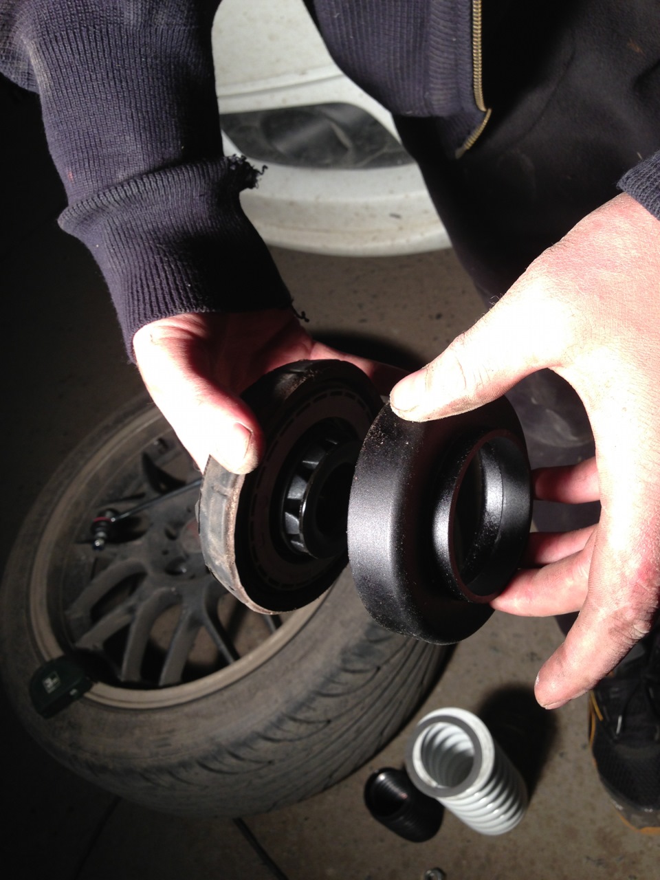 вот собственно и опора.она легко делится на 2 части (они примагничены к друг другу)нам нужна та которая крутится а снизу присоединяем к ней нашу половинку что шла в комплекте — Chevrolet Cruze (1G)