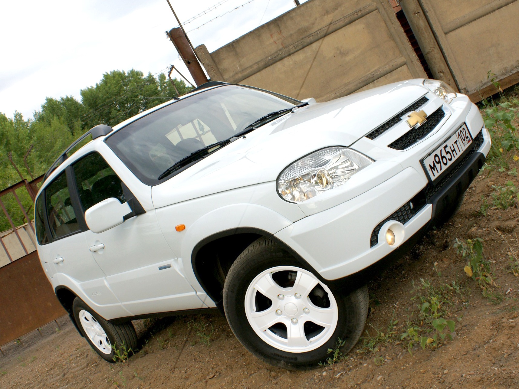 Chevrolet Niva белая Offroad