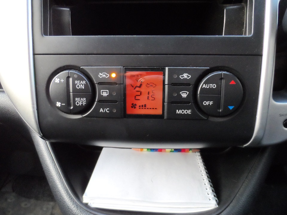 Rear on кнопка в машине nissan serena