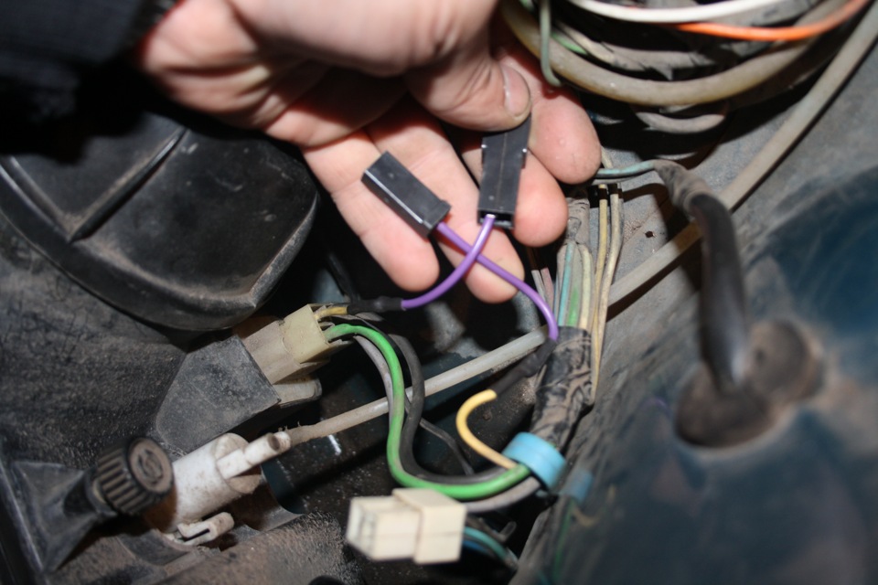 Перестали работать поворотники ваз. Габаритные поворотники на ВАЗ 2105 инжектор. Провода от габарита и поворотника ВАЗ 2107 инжектор. Фишка на габариты и поворотники на ВАЗ 2106. Провод дальнего на ВАЗ 2105.