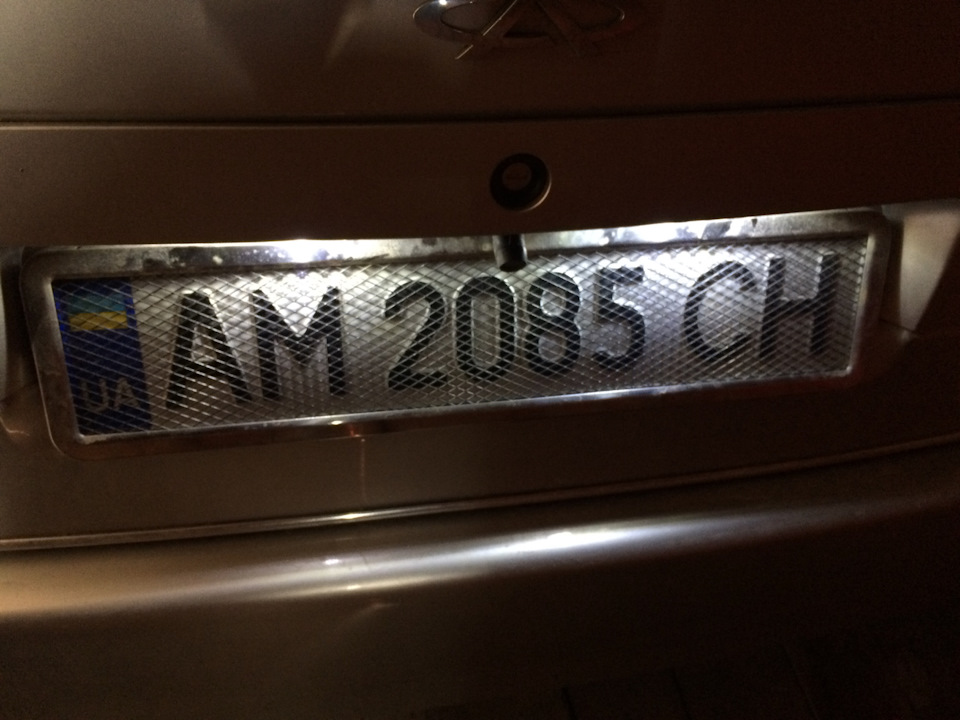 Замена лампочек и плафонов подсветки номерного знака — Chery Amulet, 1 ...