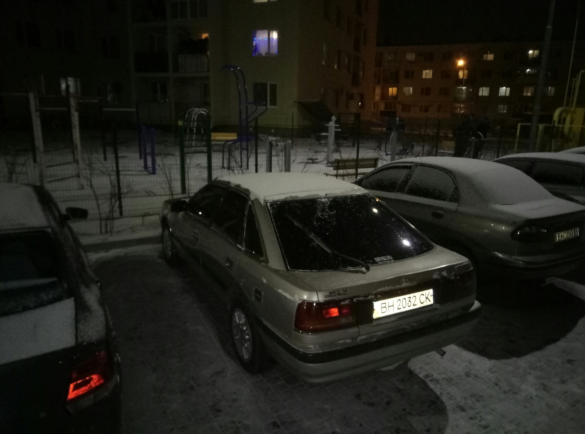 Снежок не радует на дорогу падает. Mazda 626 1989 белая во дворе зимой.