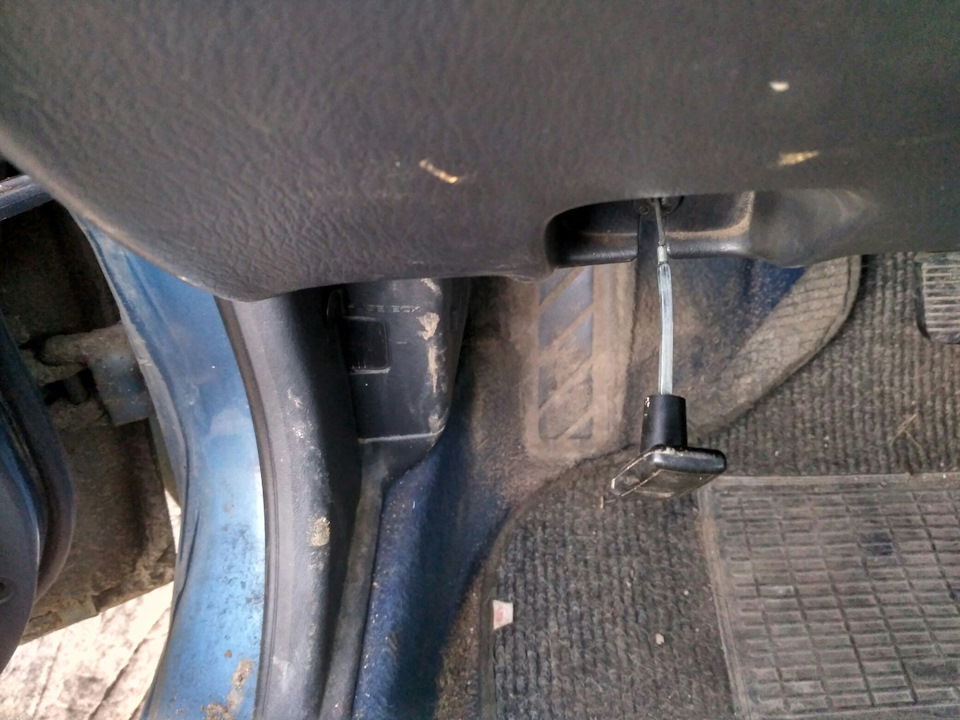 Трос открывания капота — Mazda 626 V (GF), 2 л, 1998 года | поломка ...
