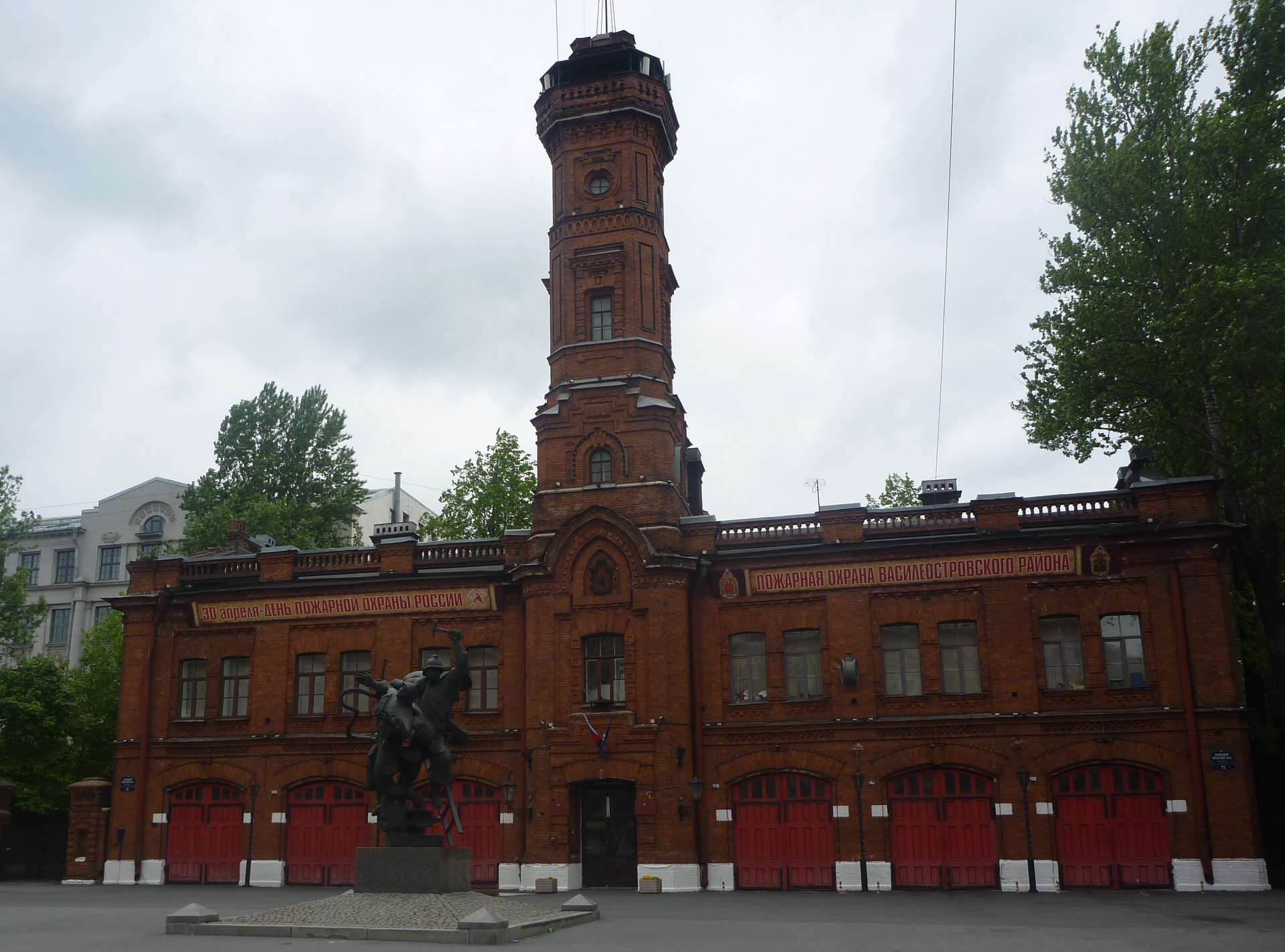 Пожарная станция рядом. Пожарная каланча на Васильевском острове. Санкт Петербург 19 век пожарная каланча на Васильевском острове. Охтинская пожарная каланча. Пожарная станция Васильевский остров.