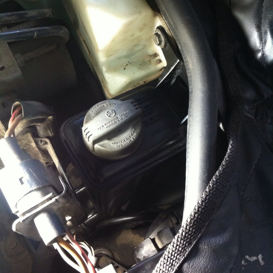 Далее установили бачок на место и выставили уровень. — Audi A4 Avant (B7)