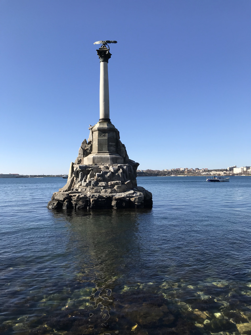 Памятник погибшим кораблям в севастополе фото крупным планом