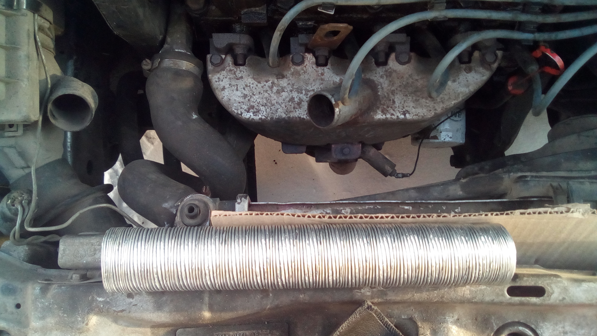 Гофра для подачи горячего воздуха во впуск. — Opel Astra F, 1,6 л, 1992 ...