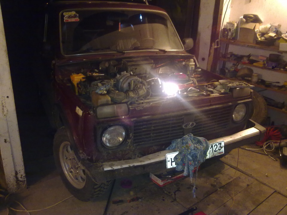 У них было время после работы и они поехали в гараж переобуть колеса ...