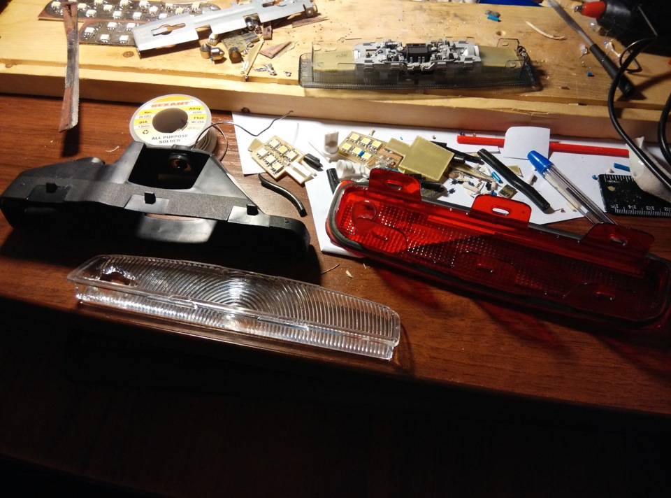 Стоп сигнал лансер 10 артикул. Разъем доп стоп сигнала лансер 9. Разборка стоп сигнала. Замена светодиодов в спойлере тойота марино. Разборка стоп сигнала.