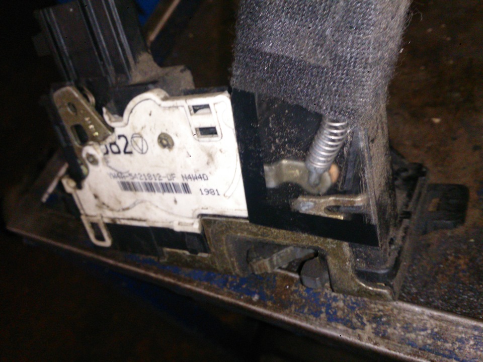 Распиновка замка двери мазда трибьют