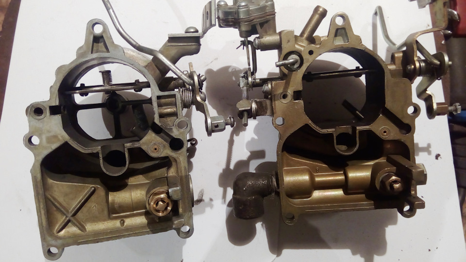 слева К129, справа К131А — ГАЗ 21. Запчасти на фото: K131A