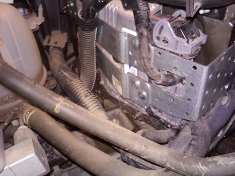 Чтобы закрепить эту деталь, снял аккумулятор, и воздуховод — Renault Duster (1G)