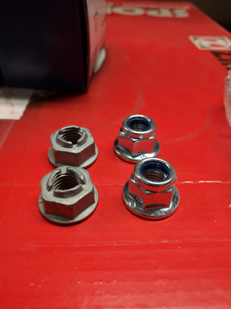 Сравнение оригинальных(слева) и из комплекта bilstein. — BMW 1 series (E81/E87)