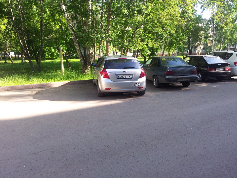 Черные глянцевые номреные рамки и крепеж номера — KIA Ceed (1G), 1,6 л ...