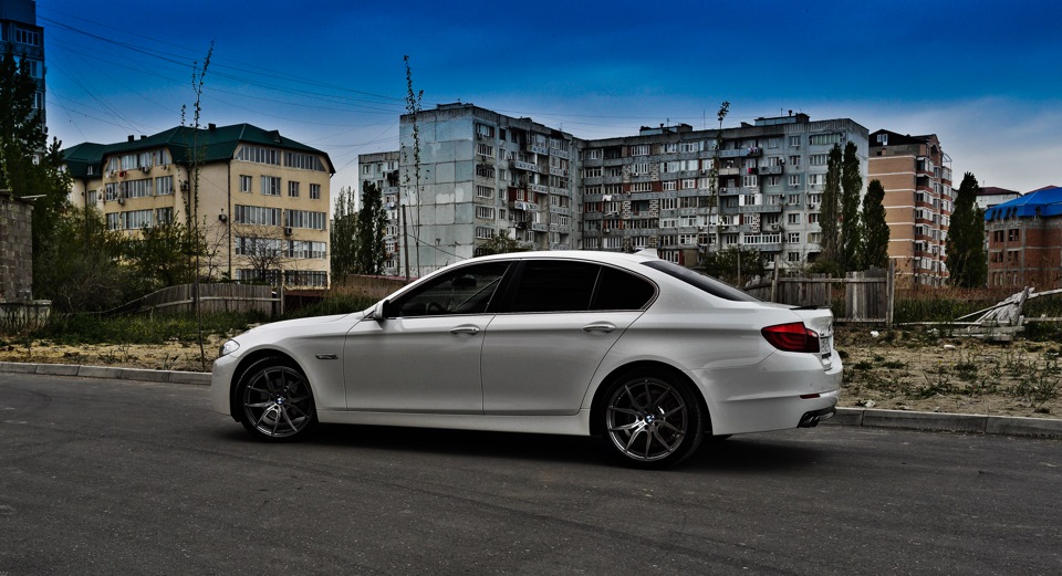 BMW f10 белая бронзовые диски