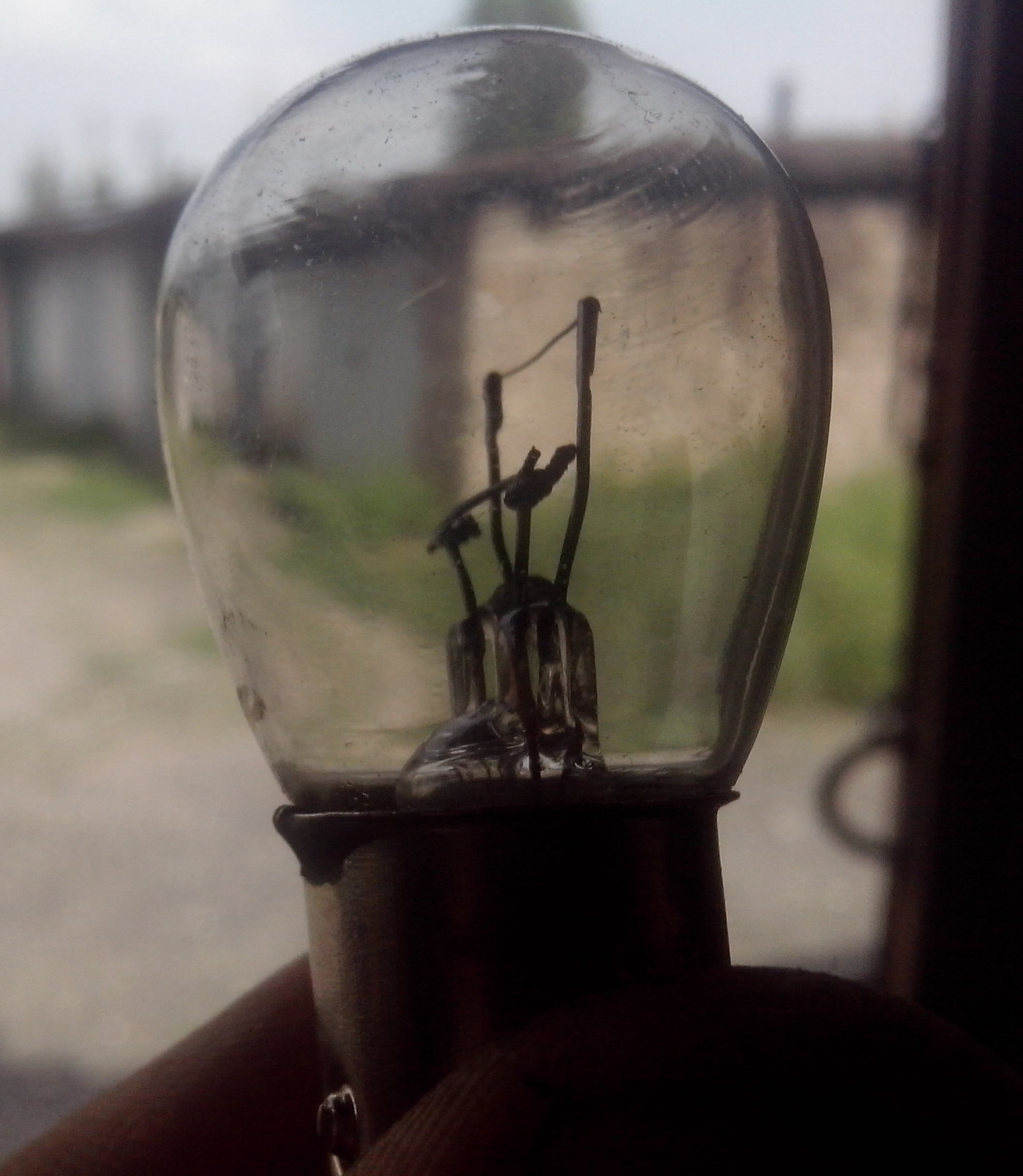 При нажатии на педаль тормоза загорается приборная панель, габариты и ...