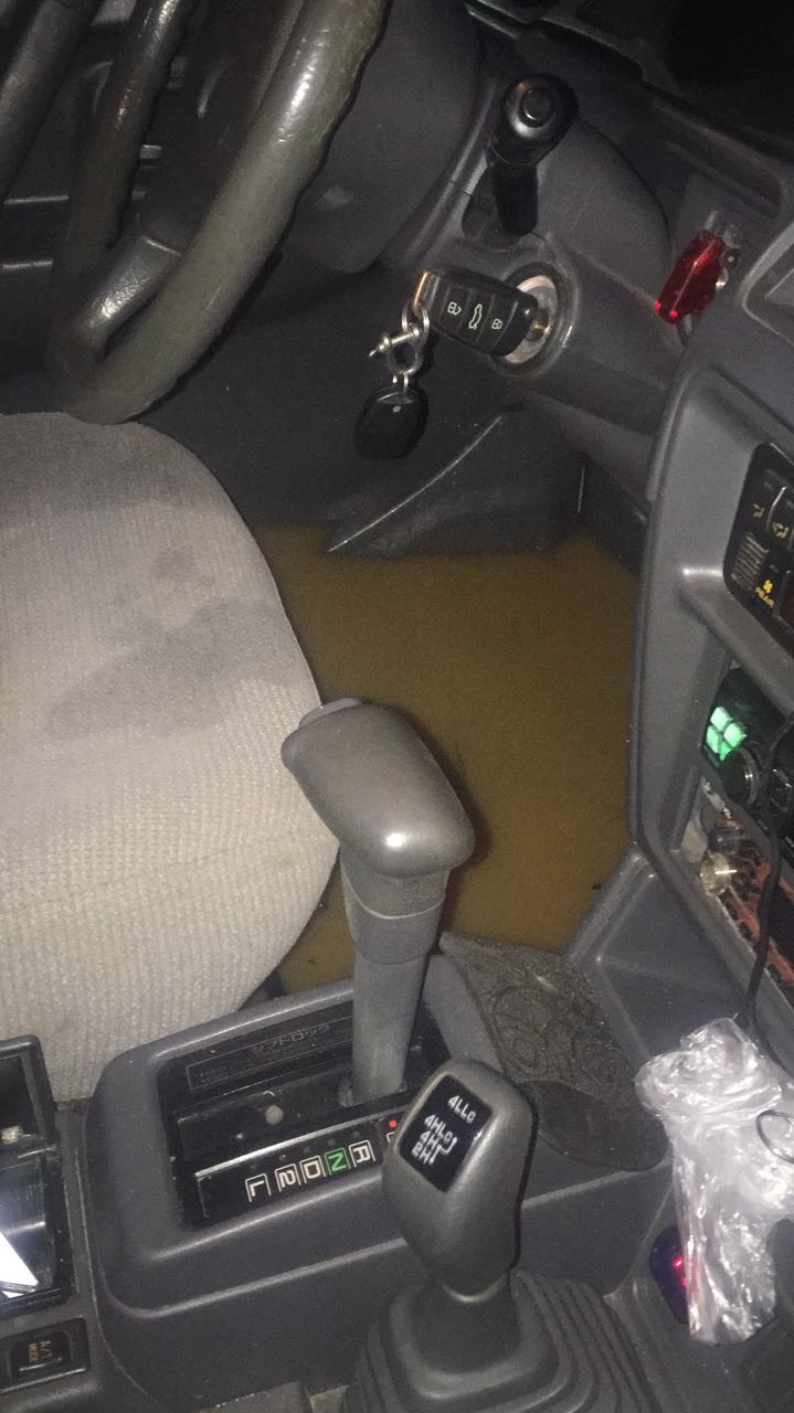 Тонет Паджеро 2 вблизи Владимира. Спасибо кто откликнулся. Спасён ...