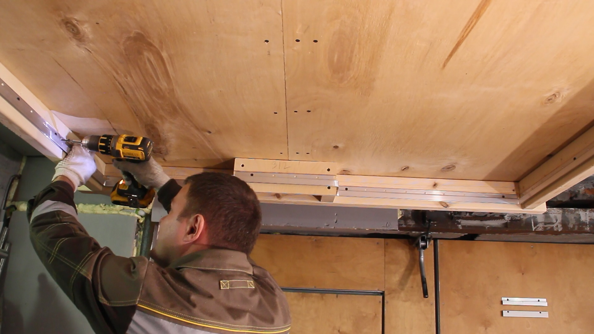 Установка панелей реечного потолка