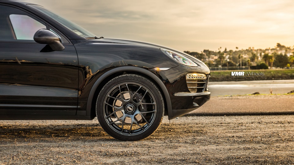 Porsche Cayenne красный черные диски