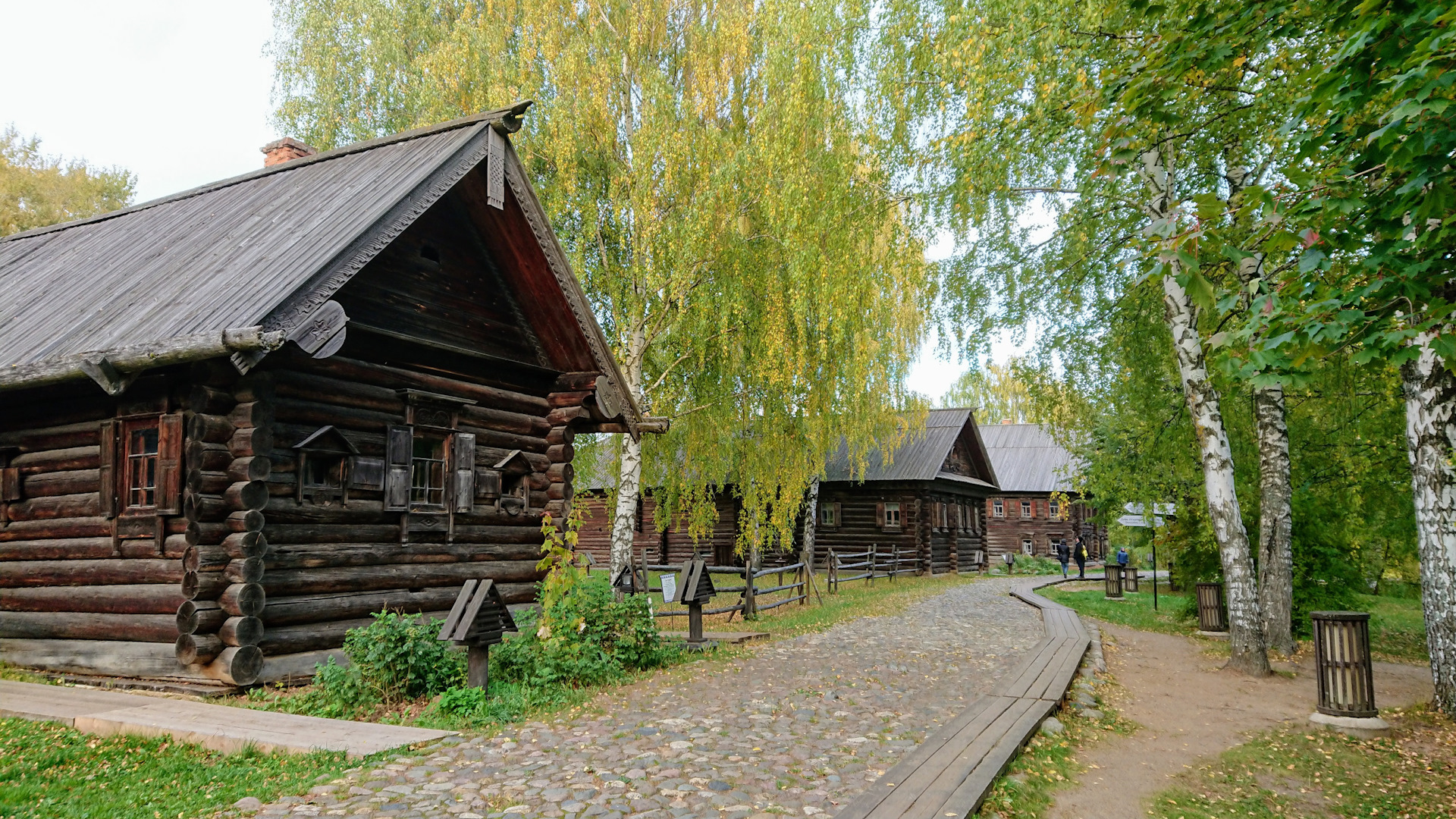 Дера рус. Музей Костромская Слобода. Изба Лоховой в Костроме. Музей зодчества Козьмодемьянск. Музей деревянного зодчества Пушкинские горы.