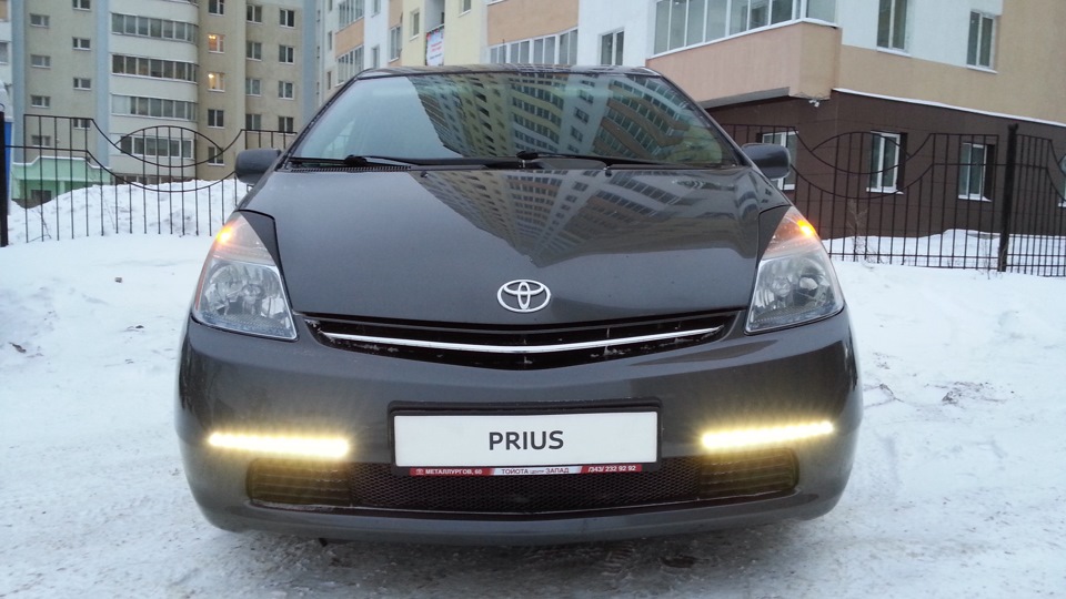 Купить фары приус. Toyota Prius nhw20. Toyota Prius 20 реснички. Prius 20 кузов. Фара Приус 20.