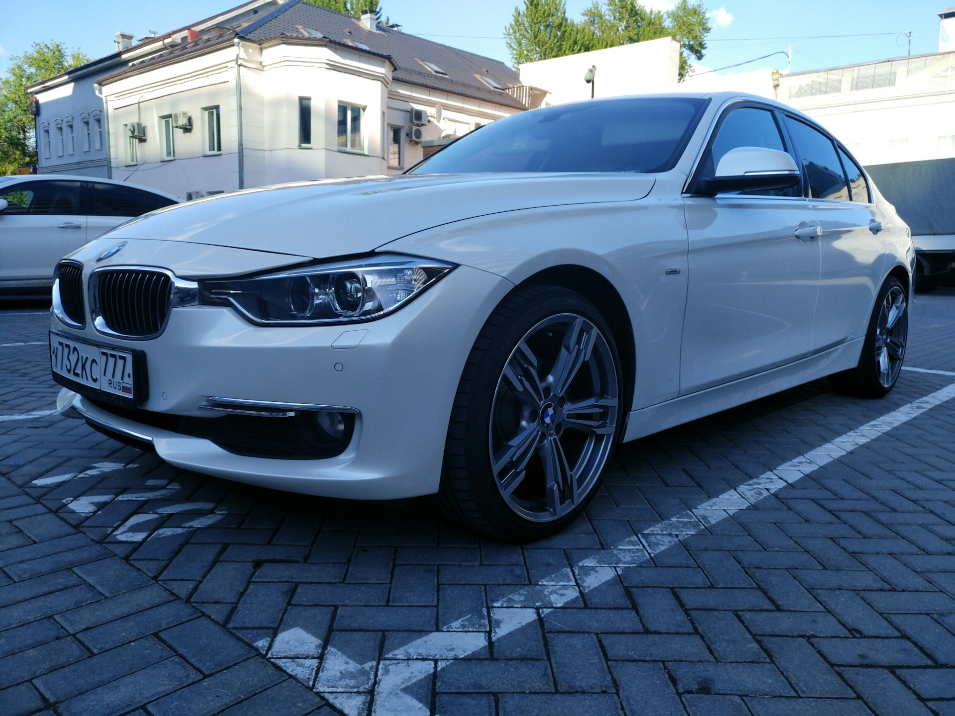 Bmw f30 2014. БМВ f30 белая. BMW 3 f30 белая. BMW 3 f30 2014. BMW 320 f30 White.