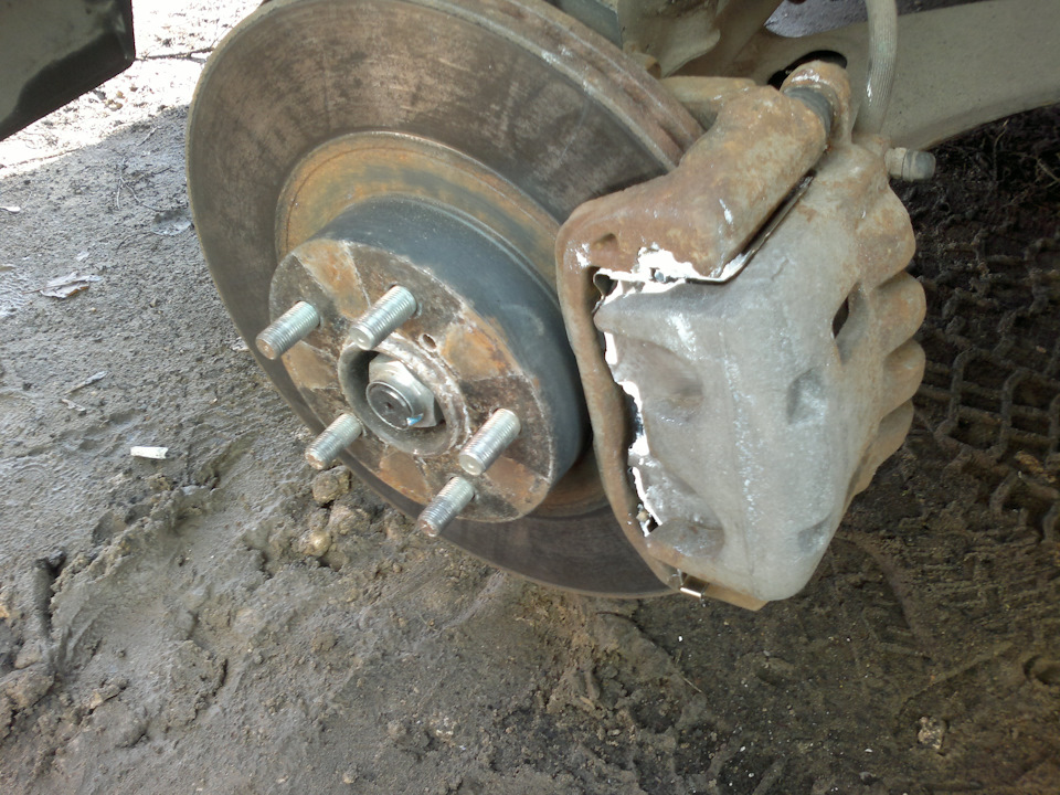 Замена передних колодок — Subaru Forester (SH), 2,5 л, 2011 года ...