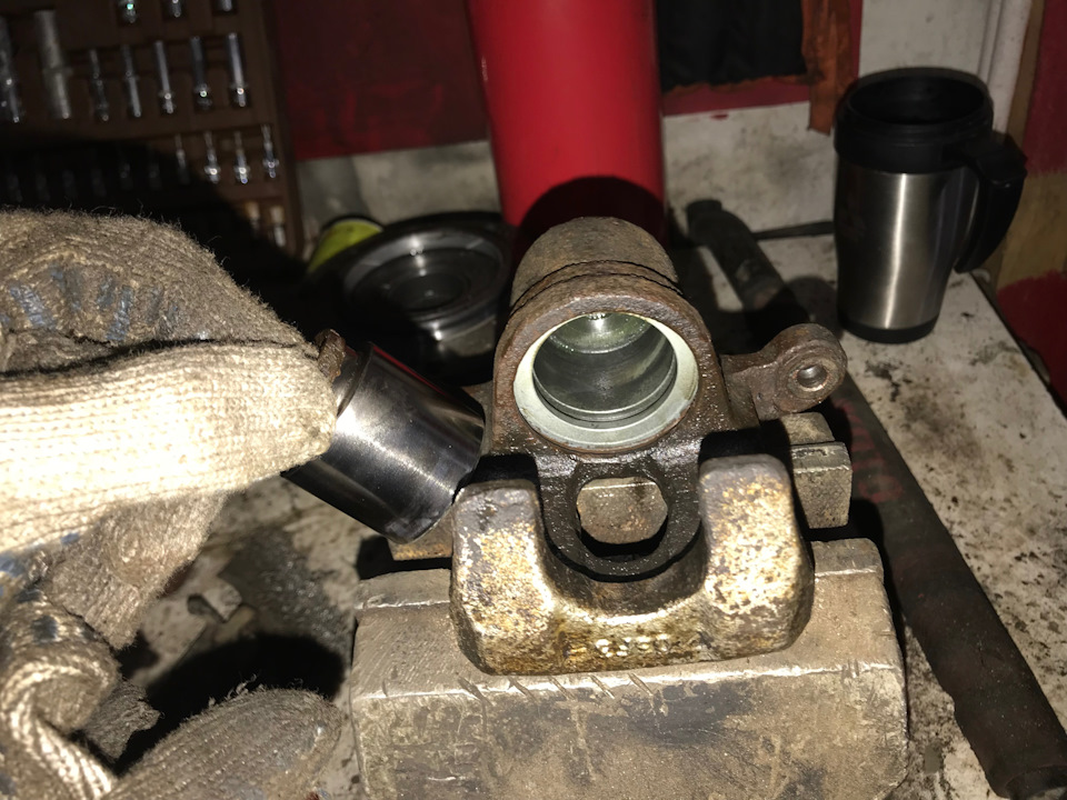 Перебрать задний суппорт. Ремонтные винты суппорта мазда 626. Суппорт задний mitsubishi galant в разобранном виде. Переборка задних суппортов туарег 1]. Кронштейн вилка заднего суппорта mazda 626.