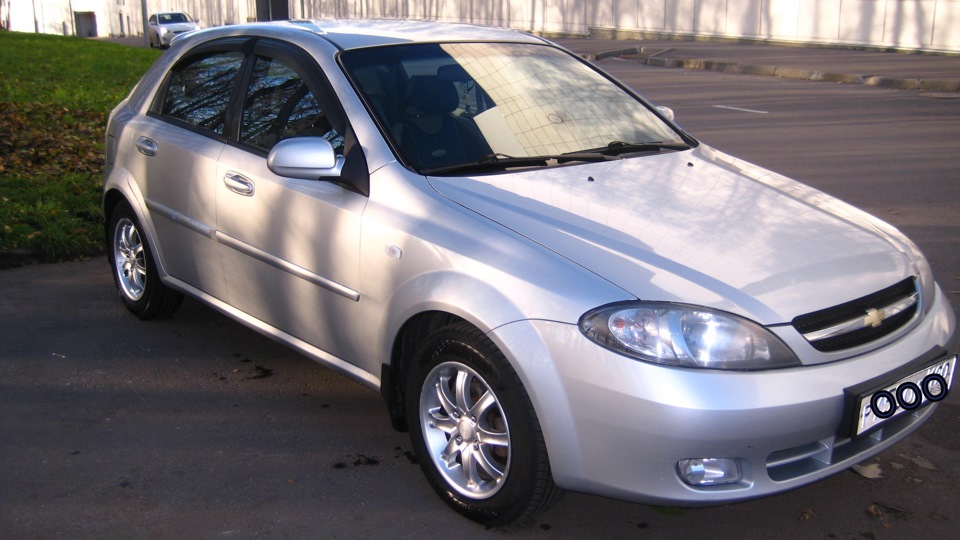 Шевроле лачетти 1.6 109 л с. Chevrolet Lacetti 2005 1.6 серебристый. Лачетти серебристый 1.6. Шевроле Лачетти хэтчбек серебристый металлик. Лачетти хэтчбек 1.6 серебристый.