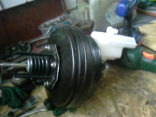 Из-за несоответствия шпилек и положения бочка с тормозной жидкостью для нас это плюс ! — Nissan Navara (2G)