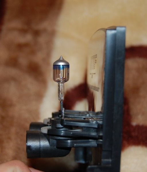 Замена лампочек в противотуманках — KIA Spectra, 1,6 л, 2006 года ...