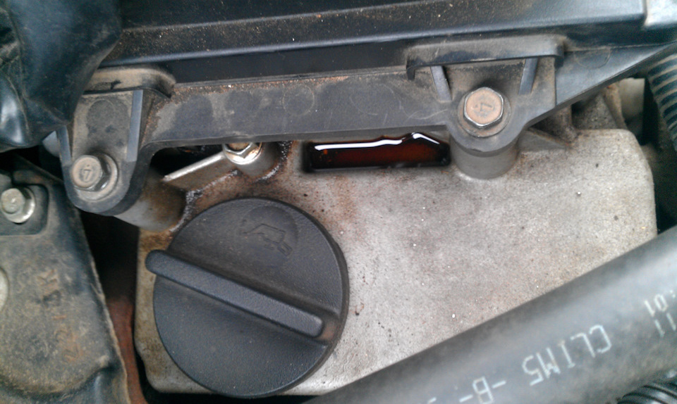 масло на клапанной крышке — Nissan Note (1G), 1,4 л, 2011 года | своими ...