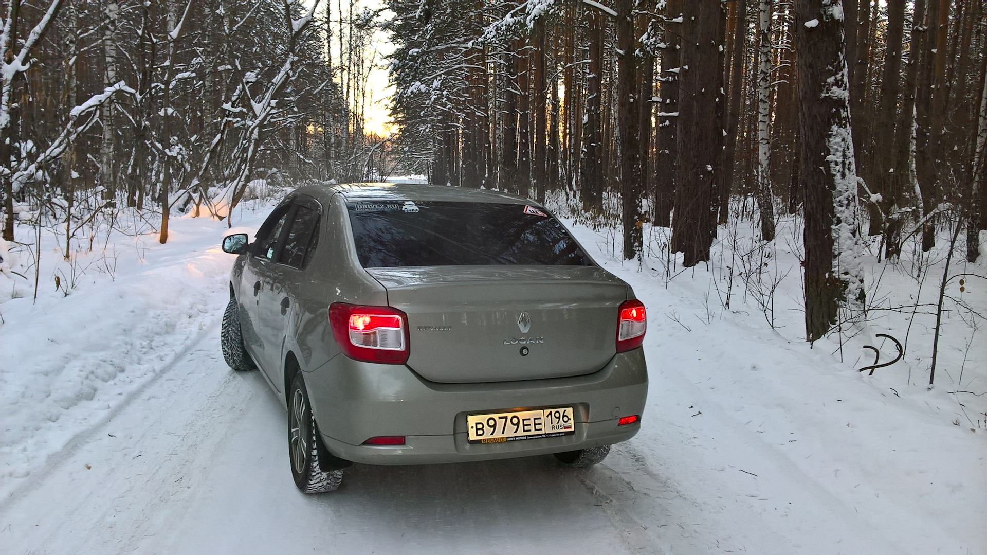 Зима номер. Renault Logan, 2010 зима. Рено Логан 2013 бежевый зимой. Renault Logan, 2011 зима. Рено Логан 2015 год гос номера.